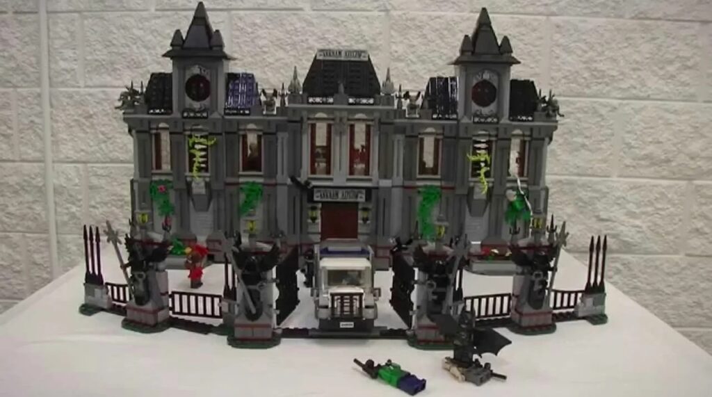 Batman Arkham Asylum Breakout Lego Set